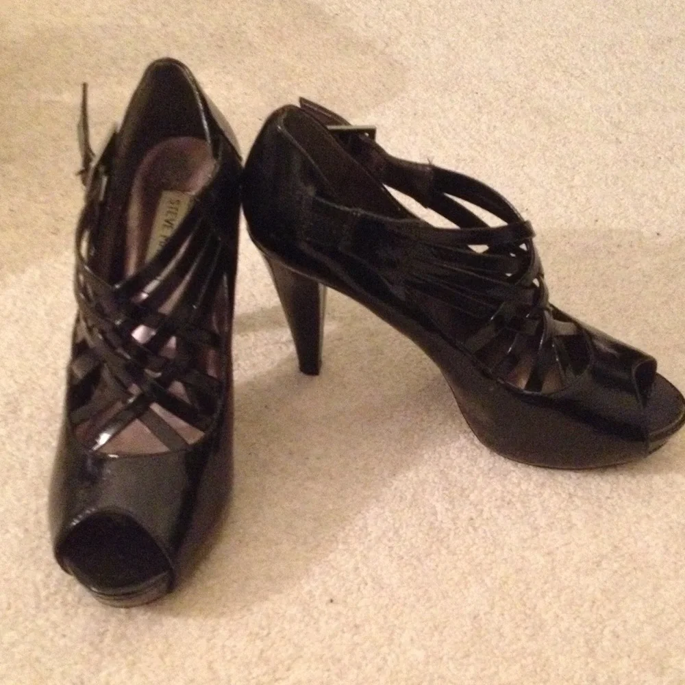 Steve Madden Black woven patent leather heels!